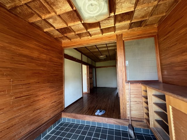 福島小学校そば2階建て住宅の玄関|玄関は広々としています