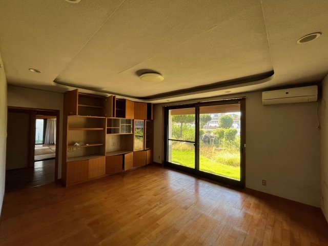 福島小学校そば2階建て住宅の居間・リビング|約10帖の広さがあります