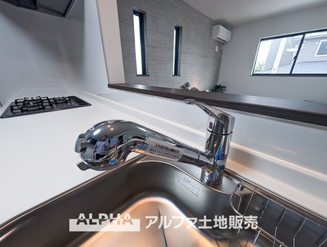 ~あきる野草花~Brand-New Homeのキッチン|【Water cleaner】
◆浄水器◆蛇口から流れ出すお水はクリーンでいつも楽しめます。また浄水器内臓シャワー混合栓なので場所取らずのスッキリとしたスタイルです。