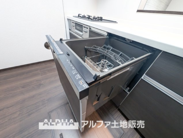 ~あきる野草花~Brand-New Homeのキッチン|【Food washing machine】
◆食洗機◆お子様の面倒を見れる時間が増え時短になります。加えて手荒れも防げてしかも節水が高い為、大変人気があり重宝します。