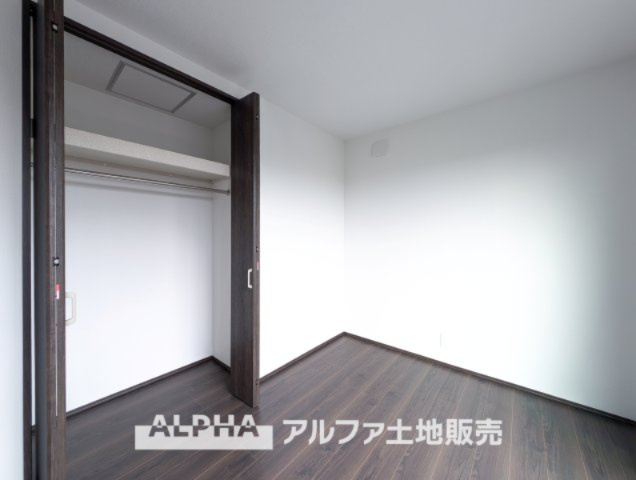 ~あきる野草花~Brand-New Homeの収納|【closet】
◆クロゼット◆各居室のクロゼットは大好きな服、大事なバッグやアクセサリー、そして大切な思い出の品々。そんなものを傍らにそっと置いておきたい場所です。