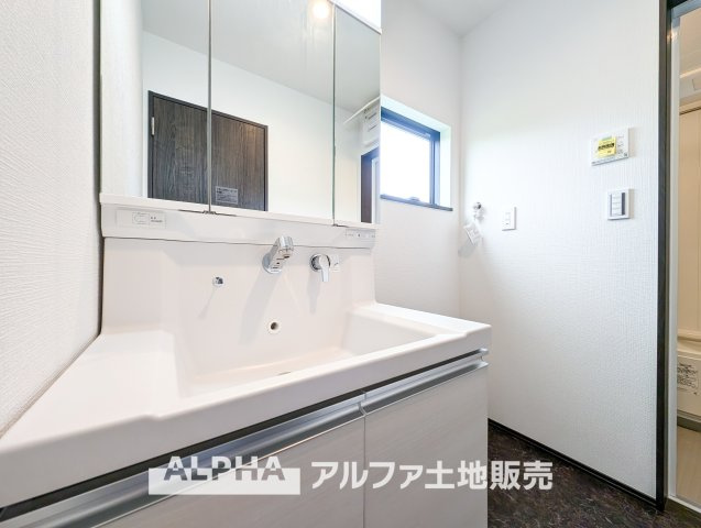 ~あきる野草花~Brand-New Homeの独立洗面台|【trifold mirror】
◆三面鏡◆身支度には、歯ブラシ・コップ・化粧品類など様々な小物を使用するので散らかってしまいがち。鏡の裏収納でたっぷり収納して生活感を隠し、スタイリッシュな空間に。