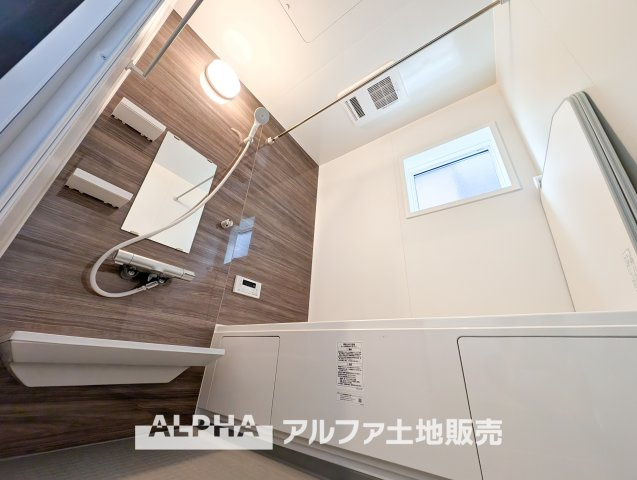 ~あきる野草花~Brand-New Homeの浴室|【Bathroom】
◆浴室換気乾燥機付きUB◆雨に日でも洗濯物が乾かせ、同時に室内を乾燥させる為、カビ、汚れの発生を抑えます。暖房機機能があり冬場は入浴前に暖め可能でとても重宝します。