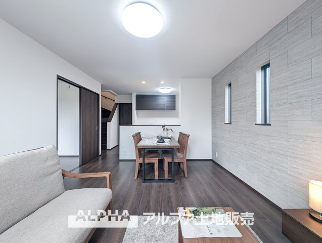 ~あきる野草花~Brand-New Homeの居間・リビング|【Go filled with memories】
◆ありったけの◆住空間をよりよくするためには大切な収納スペース。時が経ち思い出がここに詰まっていく。