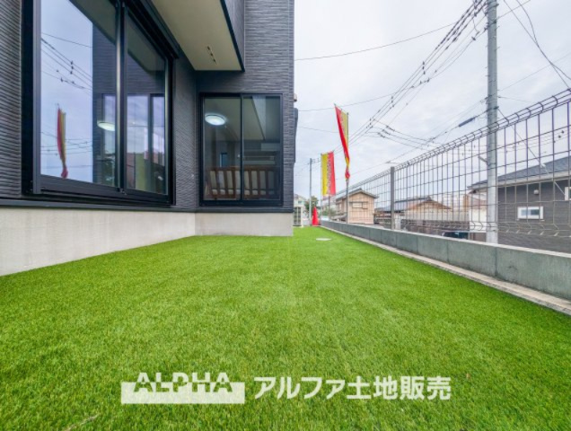 ~あきる野草花~Brand-New Homeの庭|【Private garden】
◆ガーデン◆人工芝を敷き詰めた家族だけの空間。子供たちも安全に遊べ、夏はプールで、空にはBBQと笑顔と笑い声のたえない。そんな事を想像すると自然と笑みがこぼれる。