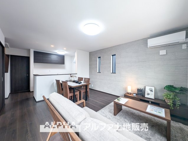 ~あきる野草花~Brand-New Homeの居間・リビング|【Livingroom】
◆爽やかな空間◆窓をあけるとリビングに通り抜ける清々しく心地よい冷涼なそよ風がこの空間を涼しくしてくれる。風通しの良さは人にとっても家にとっても健康的で気持ちいいものです。