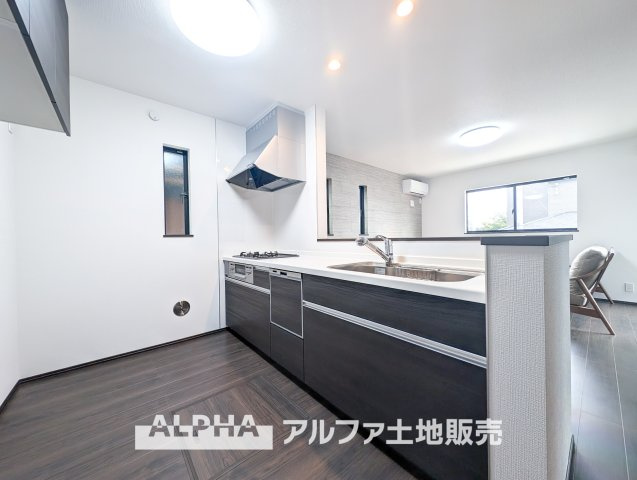 ~あきる野草花~Brand-New Homeのキッチン|【Happy circle Kitchen】
◆団欒キッチン◆キッチンからは家族の団欒が飛び交い明るい陽射しを浴びながらの朝食は楽しく素敵な時を奏でる空間。