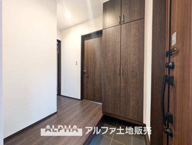 ~あきる野草花~Brand-New Homeの玄関|【Shoes cloakroom】
◆シューズクローク◆帰宅し玄関を入ると容量たっぷりなシューズクローク。そこにはお気に入りのチャカブーツやジョンロブのストレートチップを眺める。そんな時間も悪くない。