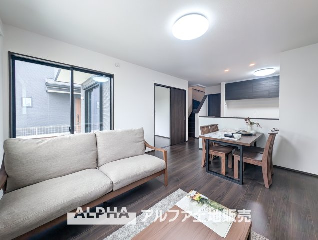 ~あきる野草花~Brand-New Homeの居間・リビング|【The situation】
◆シチュエーション◆リビングルームのドアを開くと、窓から飛び込むのは緑と光の風光明媚な景色。僕の目に映るは、ここで家族と会話をワイワイガヤガヤ楽しんでいる様子。