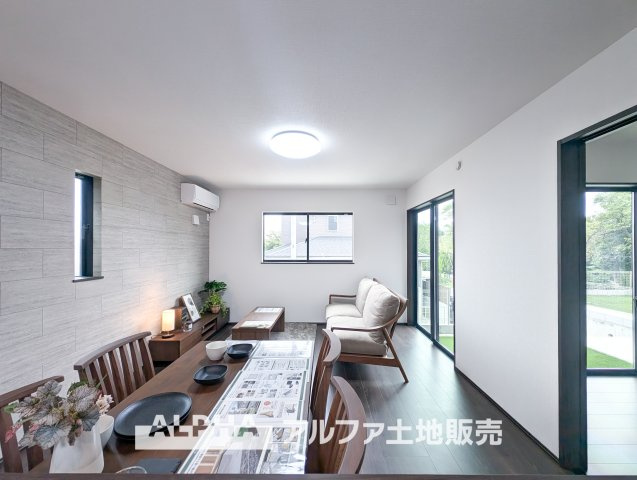 ~あきる野草花~Brand-New Homeの居間・リビング|【prospect view】
◆採光◆リビングからは透明に限りなく近い空気と採光が射し込んでくる。それは明るさと解放感溢れゆったりとしたひと時を過ごすことが出来る『light view』