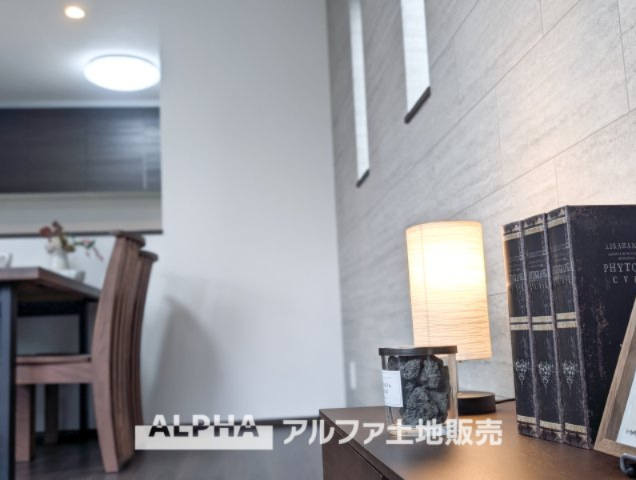 ~あきる野草花~Brand-New Homeの居間・リビング|【quality of the lighting】
◆クオリティ◆優しい陽射しを計算した設計は、住宅好きの方にはひと目で分かる高いクオリティ。長くお使い頂ける我が家だからこそ「優しい採光」に拘りたい。