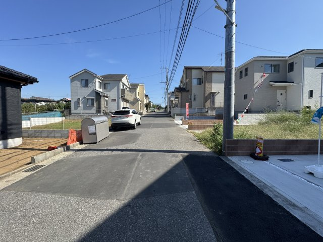 松戸市高塚新田新築戸建（高塚新田第２）の前面道路含む現地写真|北西側前面道路・幅員約6ｍ