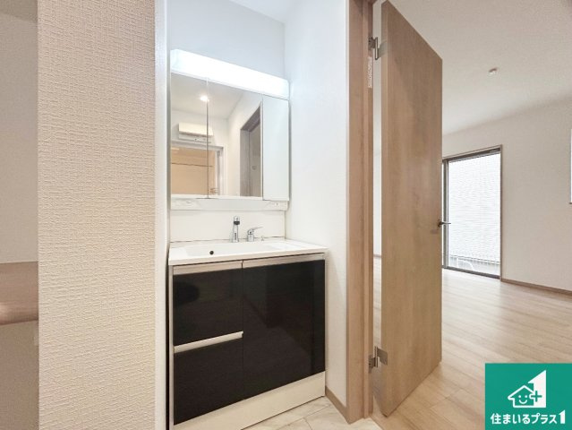 伊丹市池尻　第2期　新築一戸建ての独立洗面台|清潔感のある洗面台です。フラットな鏡は掃除がしやすく毎日清潔！鏡裏には収納があるのでスッキリとした洗面台が保てます。