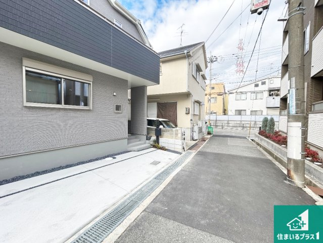 伊丹市池尻　第2期　新築一戸建ての前面道路含む現地写真|周辺は閑静な住宅街！前面道路広々で車の出し入れも便利です。駐車が苦手な方でも安心して車庫入れできます！