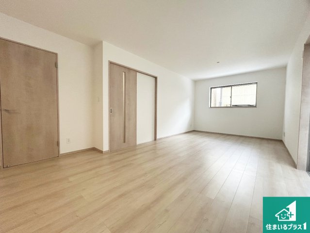 伊丹市池尻　第2期　新築一戸建ての洋室|日当たり良好の明るいリビングで朝の目覚めもスッキリできそう！対面キッチンでご家族のコミュニケーションも自然と増える設計！小さなお子様が遊ぶスペースを作っても広々とくつろげるLDK！