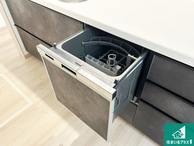 伊丹市池尻　第2期　新築一戸建ての設備|食事後の一仕事、食器洗いをボタン一つでお任せできちゃいます！場所を取らないビルトイン式なので、お料理スペースもしっかり確保！