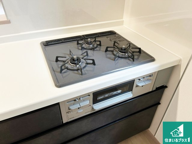 伊丹市池尻　第2期　新築一戸建ての設備|ダブル高火力Ｓｉセンサー付きコンロ！３口あるので、まとめて料理をする時も大活躍！