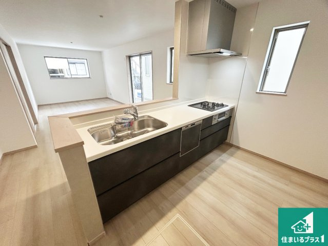 伊丹市池尻　第2期　新築一戸建てのキッチン|リビングと統一感があり、使い勝手のいいキッチン。広々としているので、二人並んで作業が出来ちゃいます。お子様と一緒に色々なお料理に挑戦できるスペースがあります。