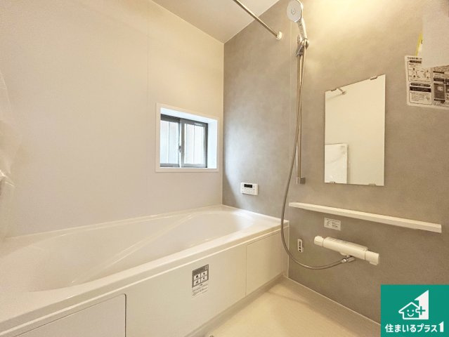 伊丹市池尻　第2期　新築一戸建ての浴室|足をゆったり伸ばして寛げる浴槽です。窓が設けられていますので差し込む光が明るく穏やかな雰囲気にしてくれます♪浴室乾燥機も設置しているので、雨の日の洗濯物も安心です♪