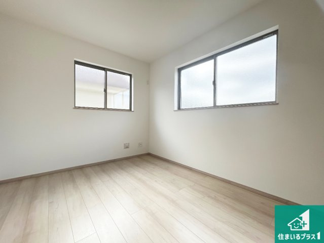 伊丹市池尻　第2期　新築一戸建ての洋室|寝室は心地よい眠りについてもらいたくて、シンプルかつ開放的な空間な設計にしています！大きな窓から差し込む日が心地いいです♪