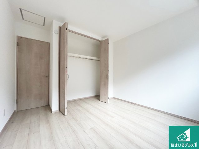 伊丹市池尻　第2期　新築一戸建ての洋室|収納スペースが充実しているので子供の成長に合わせてたくさん収納ができます！家族構成に合わせた様々な活用ができる収納！