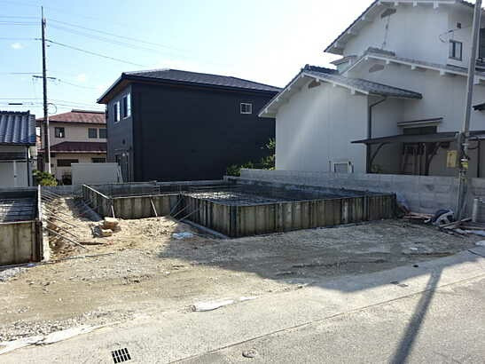 【前面道路含む現地写真】