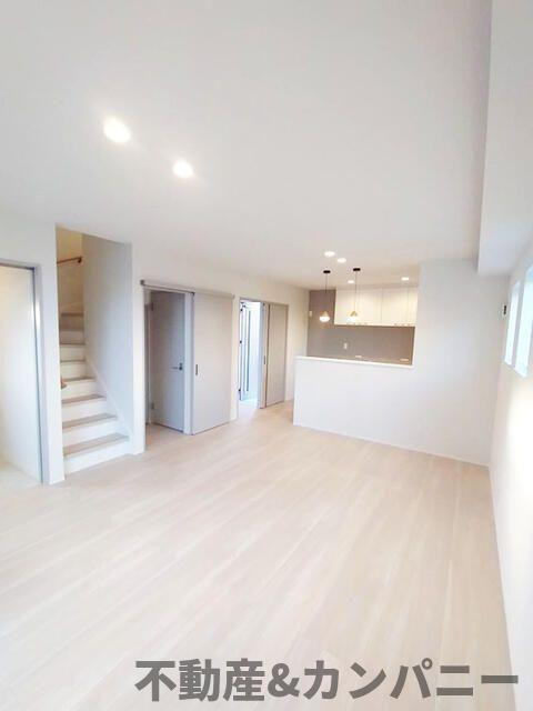 松山市正円寺２丁目の中古一戸建の居間・リビング|ゆったりとした居間です