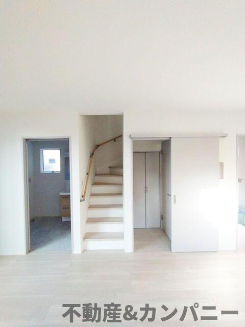 松山市正円寺２丁目の中古一戸建の居間・リビング|こちらの居間で趣味の時間をお楽しみください