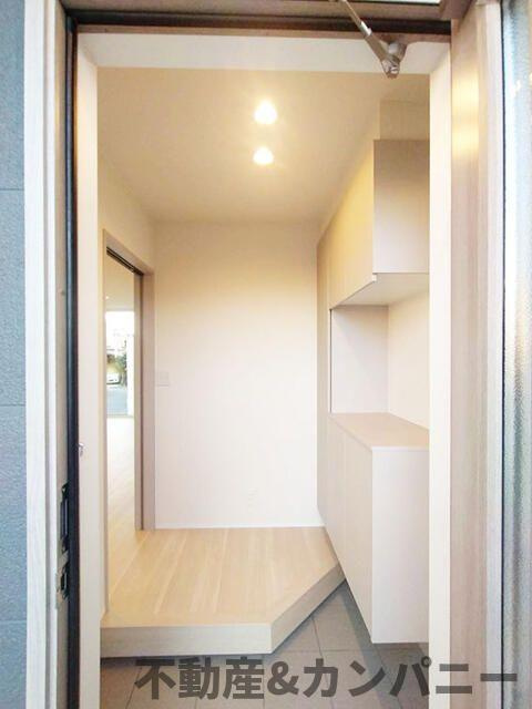 松山市正円寺２丁目の中古一戸建の玄関|ゆったりとした玄関です