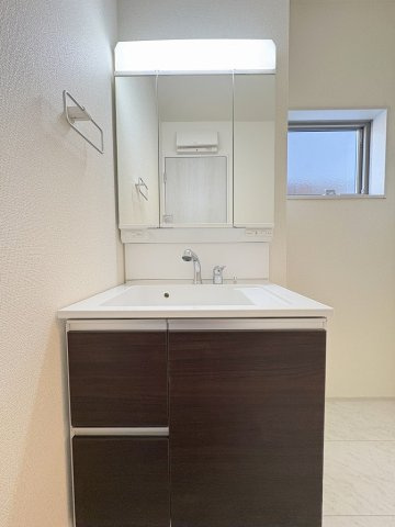 三郷市早稲田7丁目　新築戸建　全1棟の独立洗面台|同施工会社の参考写真になります。