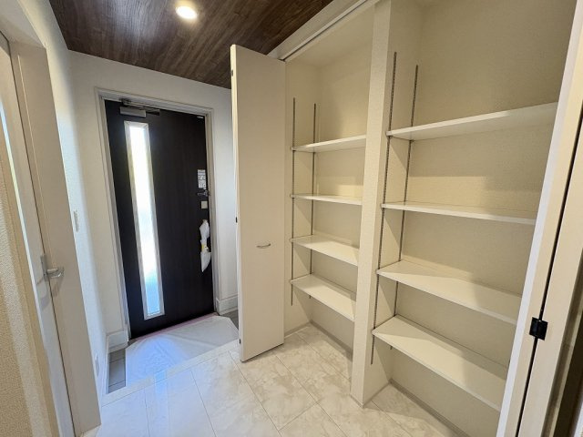 三郷市早稲田7丁目　新築戸建　全1棟の玄関|同施工会社の参考写真になります。