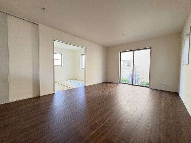 三郷市早稲田7丁目　新築戸建　全1棟の居間・リビング|同施工会社の参考写真になります。