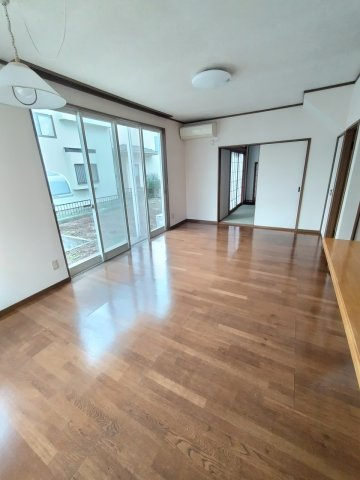 中久喜4丁目濱崎戸建ての居間・リビング