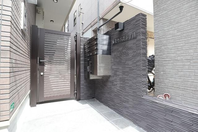 ルミウス芝５丁目のエントランス