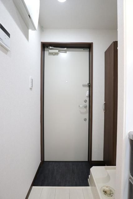 ルミウス芝５丁目の玄関