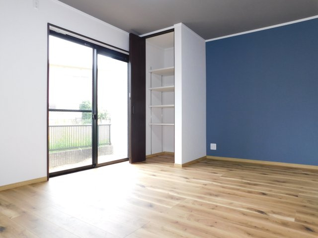 名古屋市南区星宮町の中古一戸建の洋室|◇１階洋室◇　　明るい５．４帖　リビングの続き間としても利用できます！　（２０２５年３月リフォーム済）