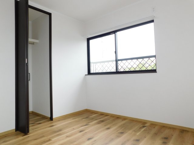 名古屋市南区星宮町の中古一戸建の洋室|◇２階洋室◇　　明るい洋室５．４帖　全居室収納完備♪　（２０２５年３月リフォーム済）