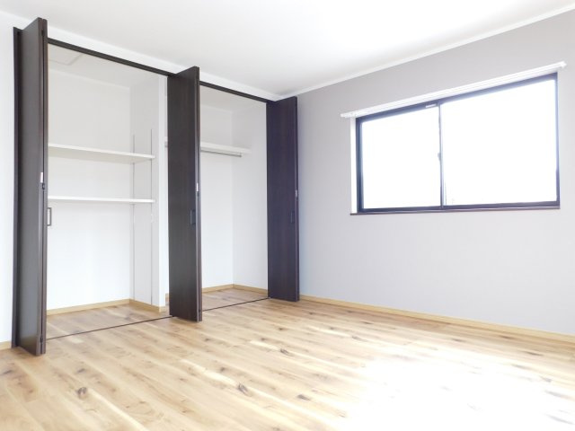 名古屋市南区星宮町の中古一戸建の洋室|◇２階洋室◇　　南面で明るい洋室９．６帖　収納２ヶ所完備♪　（２０２５年３月リフォーム済）