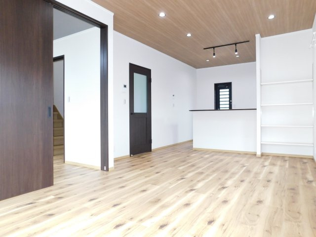 名古屋市南区星宮町の中古一戸建の居間・リビング|◇リビング◇　　明るいビング１６．０帖　キッチン前面に可動棚の収納スペース♪　（２０２５年３月リフォーム済）