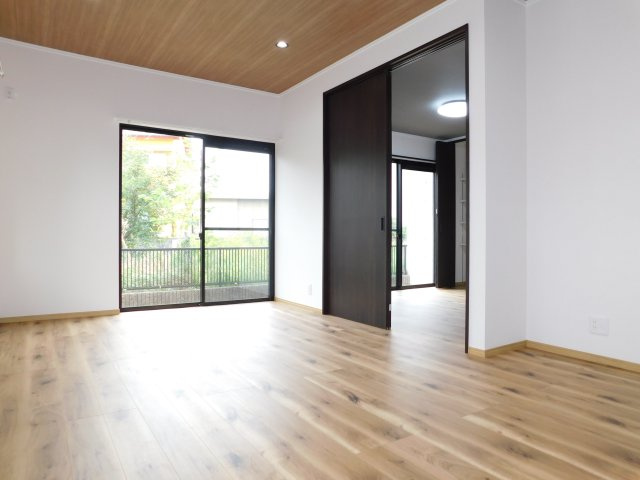 名古屋市南区星宮町の中古一戸建の居間・リビング|◇リビング◇　　明るいビング１６．０帖　隣の洋室と続き間で２１．４帖の広々空間になります♪　（２０２５年３月リフォーム済）