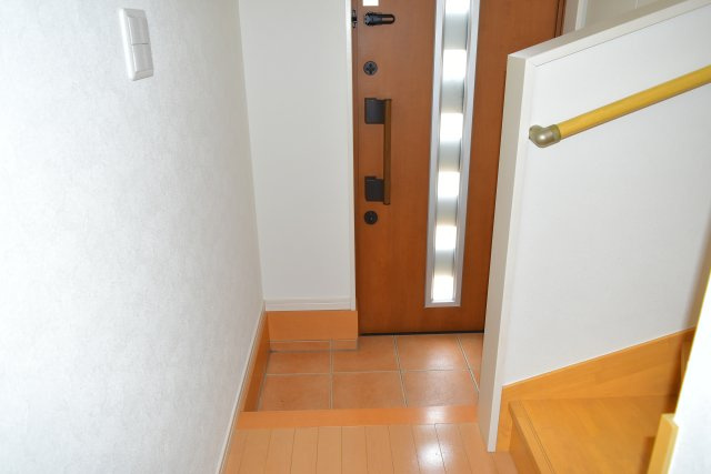 小平市小川町１丁目の中古一戸建の玄関