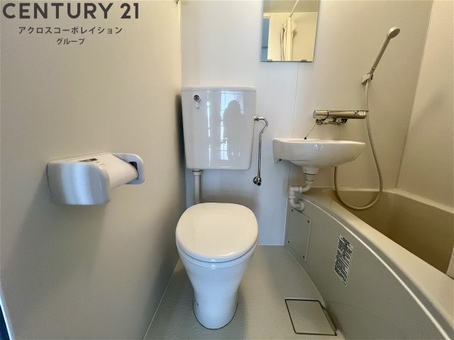 浴室内にトイレがあります☆