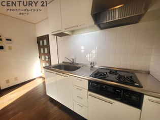 3口ガスコンロ付で機能的なキッチンです！