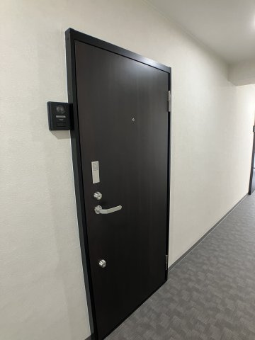 ニューホワイトビルの玄関