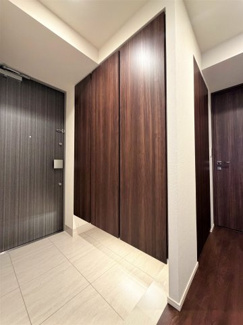 【洋室】 | ザ・タワー十条 | 北側洋室4.9帖。こちらのお部屋は入口に扉が設けられておりますので個室として使用できます。
窓からの眺望が居心地のよいスペースです。