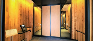 【トイレ】 | ザ・タワー十条 | トイレ。上部に収納があり再度にはリモコンと手洗いがあり機能的で清潔感のあるスペースです。