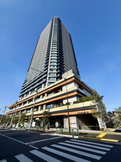 【外観】 | ザ・タワー十条 | 十条駅徒歩1分に位置し堂々とした佇まいの建物です。各種商業施設や公共施設まで備える複合型のタワーマンションとなっております。