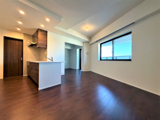 【キッチン】 | ザ・タワー十条 | 室内の中央に位置するキッチンは奥に広いパントリーがあり機能的なスペースとなっております。