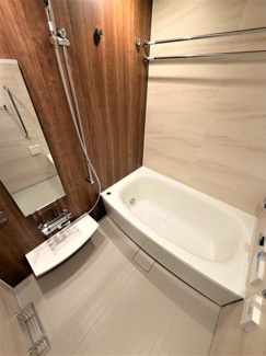 【洋室】 | ザ・タワー十条 | 南側洋室4.9帖。普段は仕切戸を開けてリビングと併せて広々とした空間を演出する事もできます。