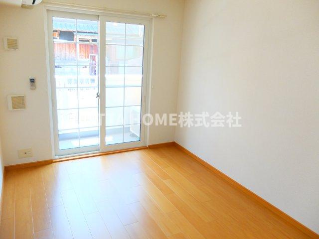 ベル　ファミーユⅠ　３番館の居間・リビング|大きな窓から明るい日差しが差し込みます♪